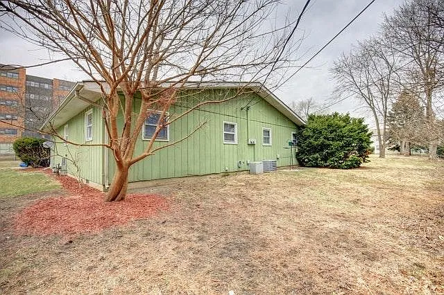 1201 E Harding Dr #B — Photo 2