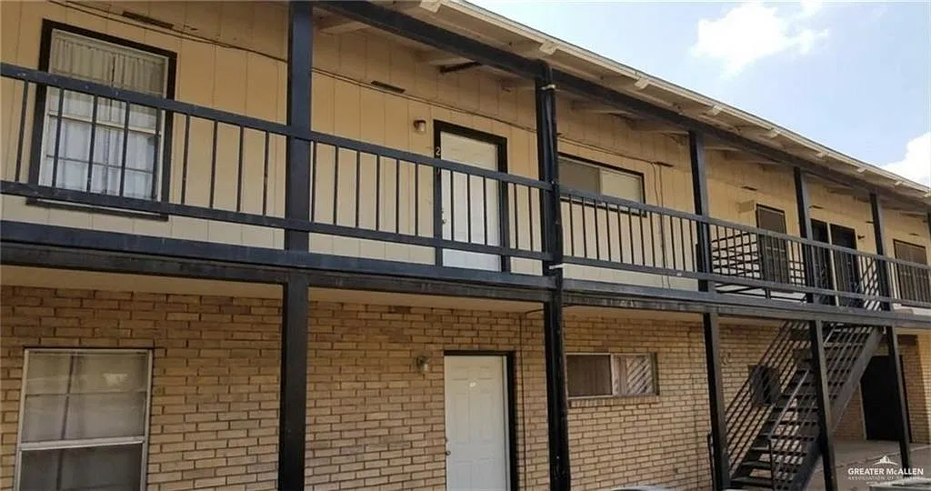 2 bed, 1.0 bath, 997 sqft, $850 — Photo 2
