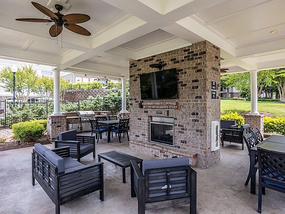Summerhouse with Fireplace, TV, and Grills