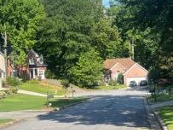 Exterior Neighborhood (street photo)