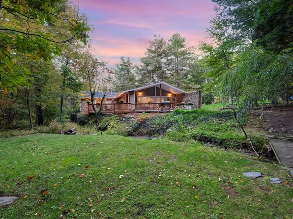 76 Stallion Hill Rd, Sturbridge, MA 01518