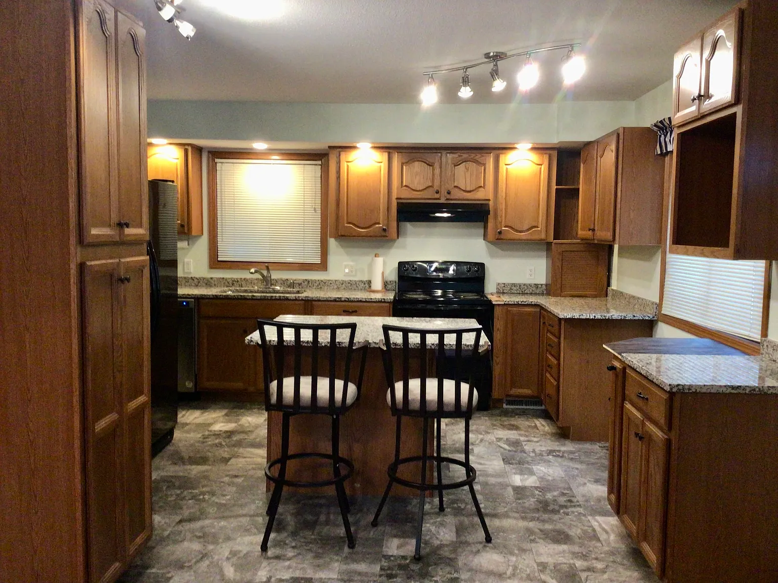 4 bed, 2080 sqft, $2,400 — Photo 3