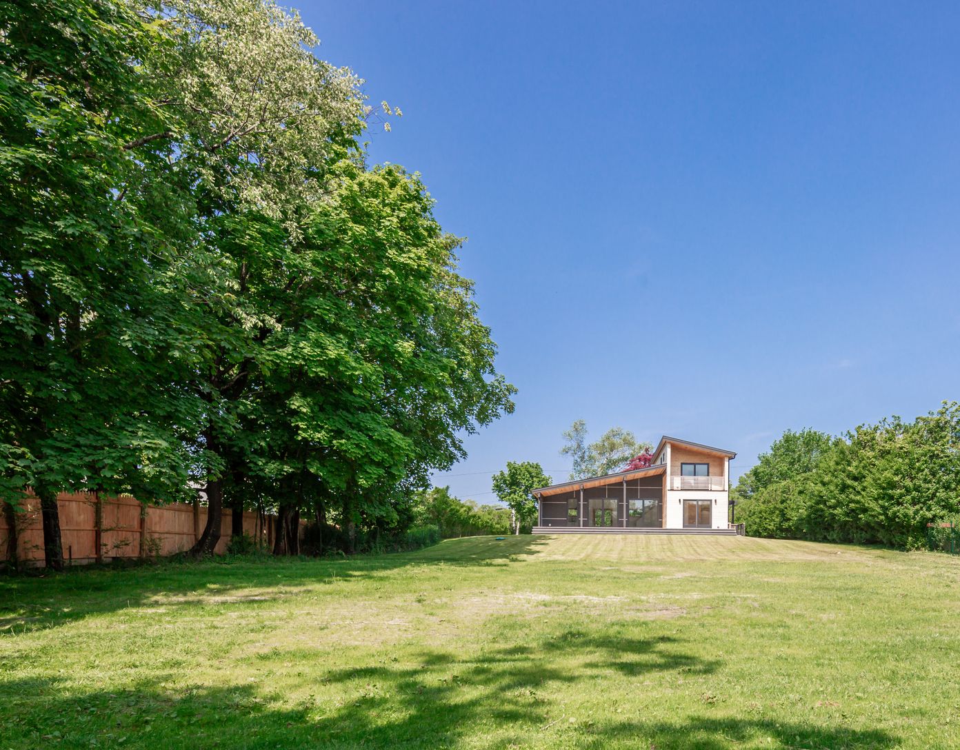  Mature hedges and great yard 