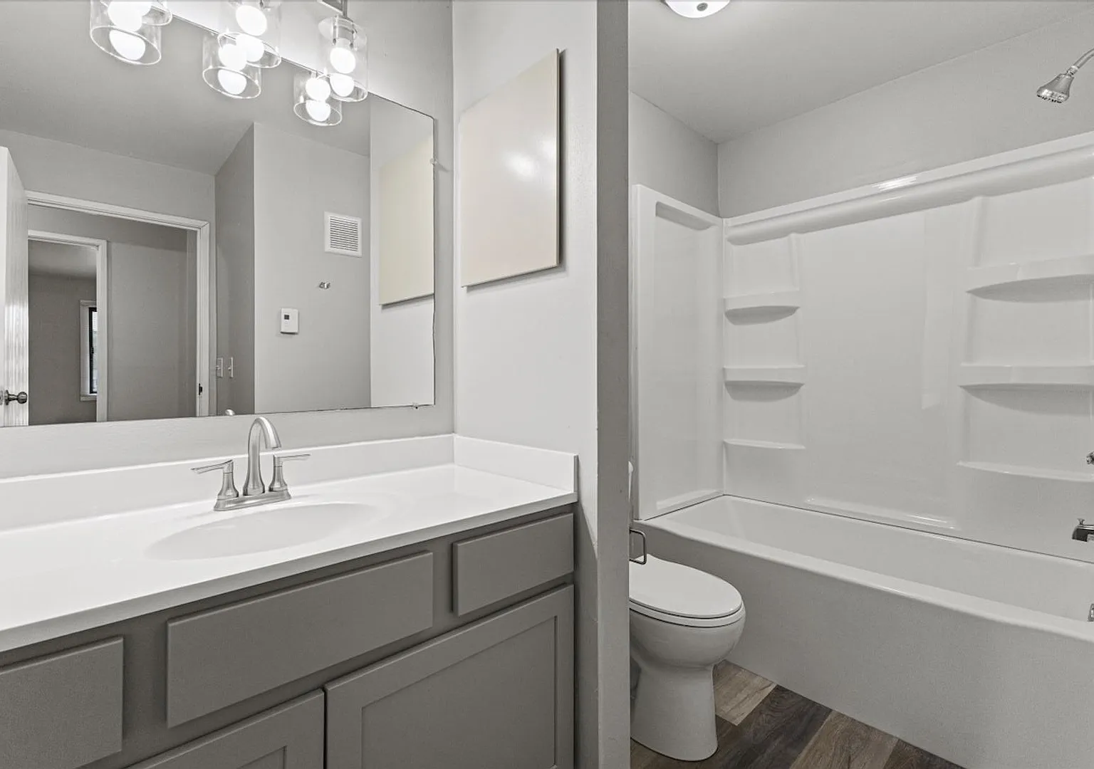 2 Bedroom 1 Bathroom Upper — Photo 3