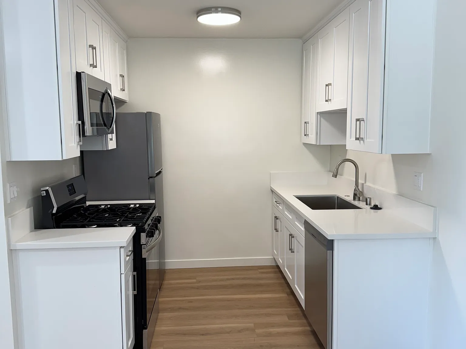 1 bed, 1000 sqft, $2,100 — Photo 3