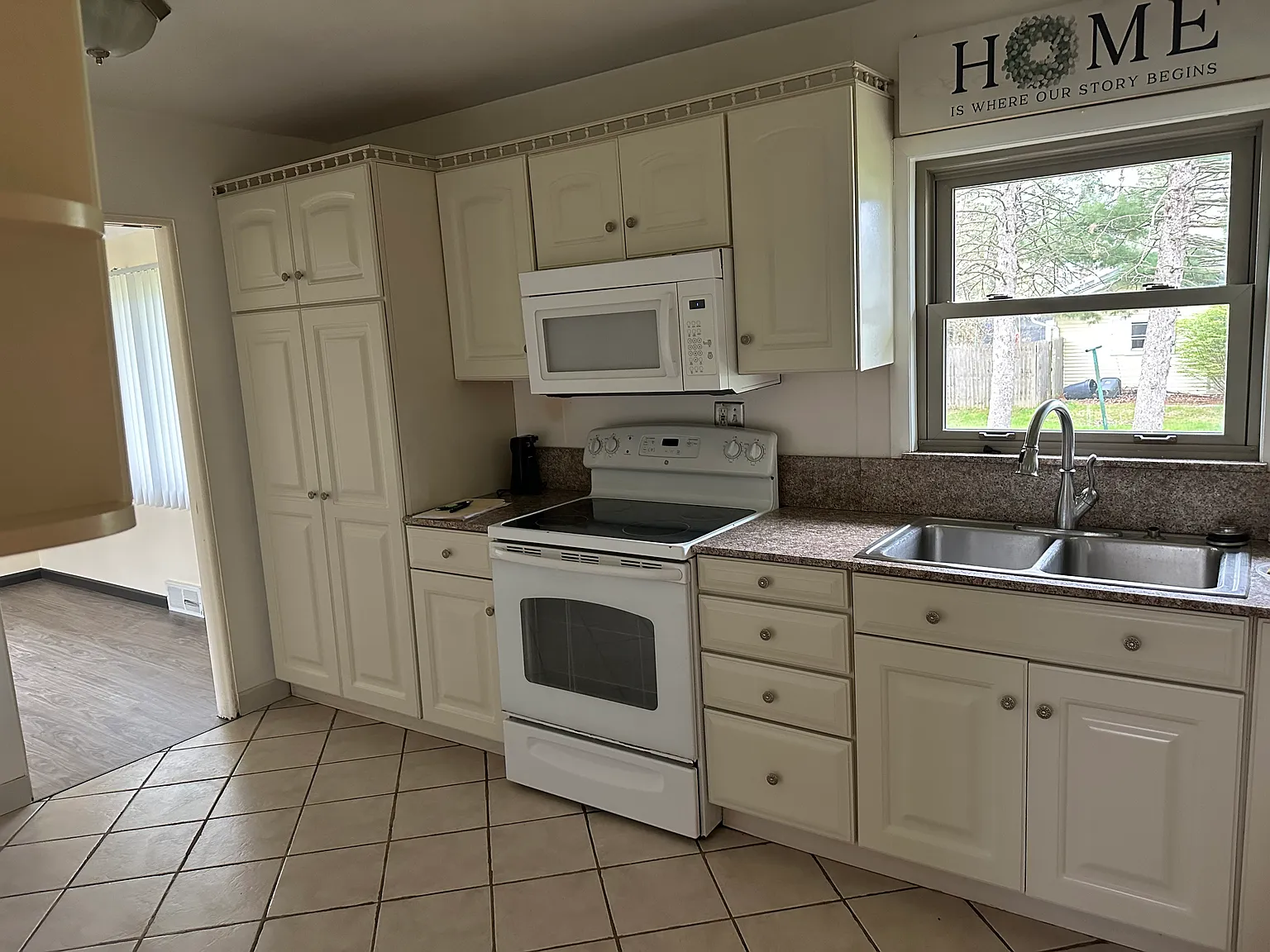 3 bed, 1.5 bath, 1276 sqft, $1,800 — Photo 2