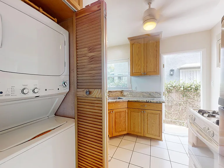 1502 N Hollywood Way #A — Photo 13