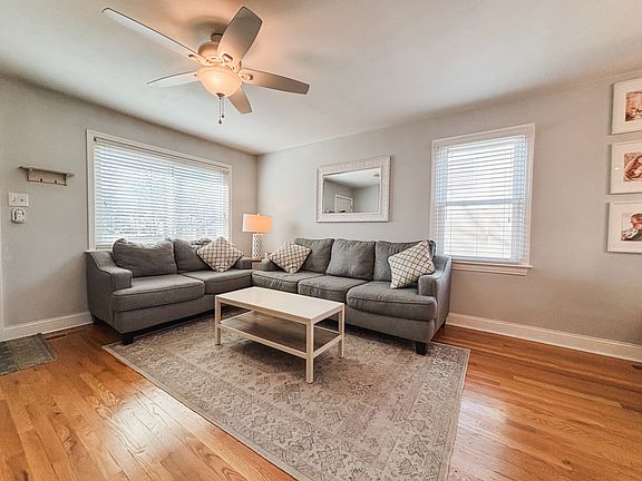 3rd image of 822 N Woodlawn Ave