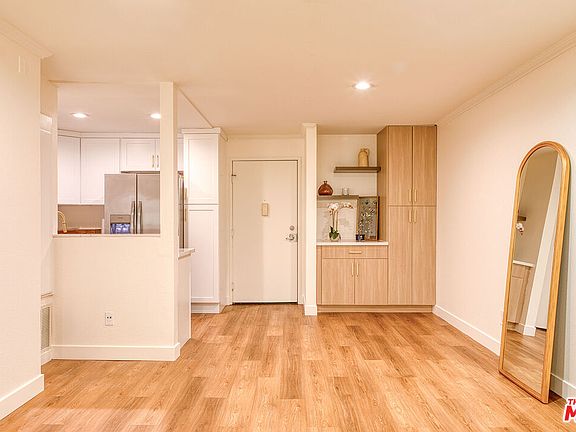 3rd image of 5510 Owensmouth Ave APT 218