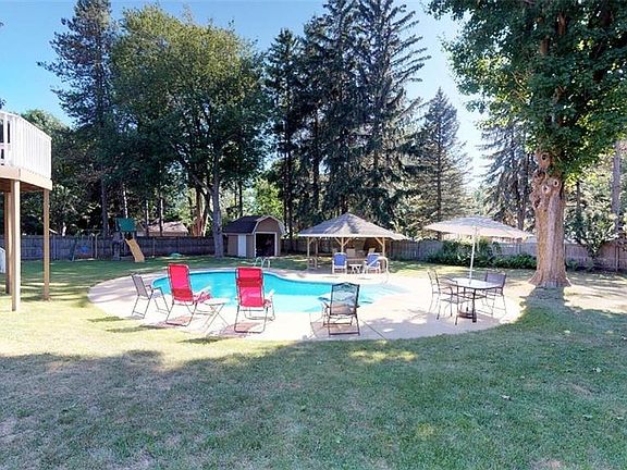 4th image of 202 N Maple Dr