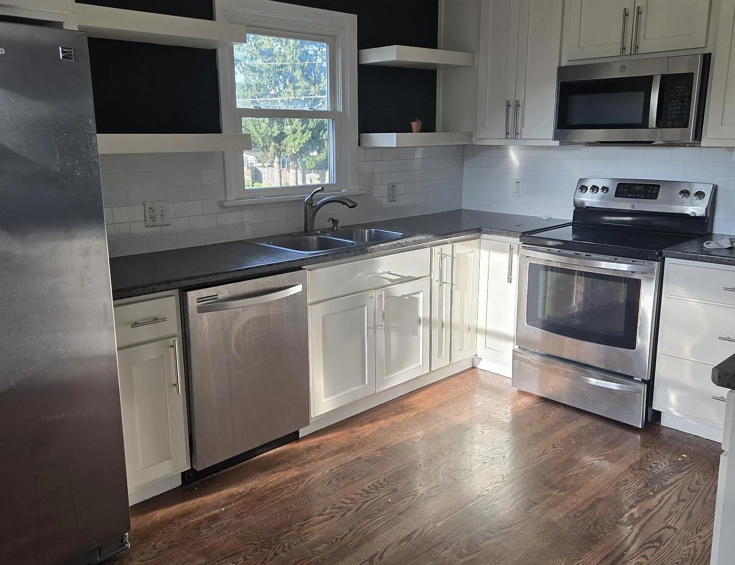 3 bed, 939 sqft, $1,400 — Photo 2