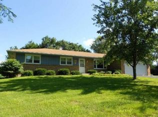 8556 E Valley View Dr, Stillman Valley, IL 61084
