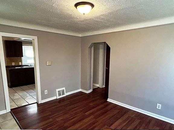 3rd image of 26688 Dartmouth St