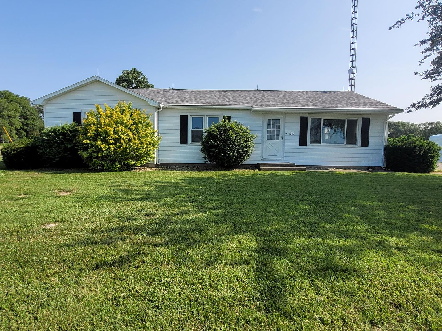 916 County Road 700 N, Toledo, IL 62468 | Zillow