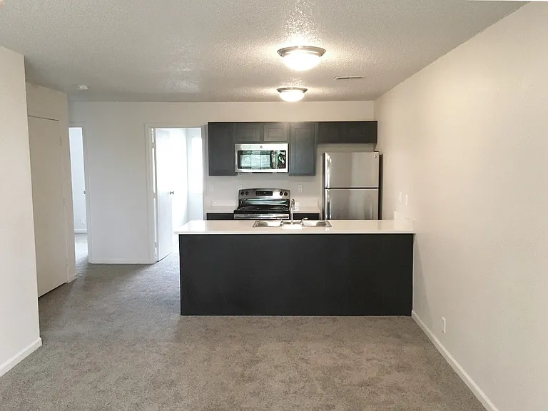 2420 Greenbriar Dr — Photo 3
