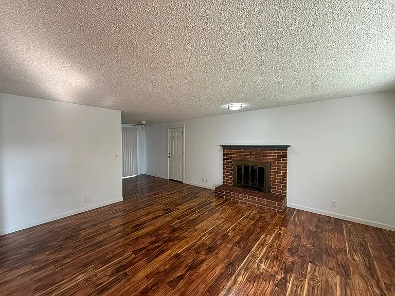 595 Mar Loop — Photo 2