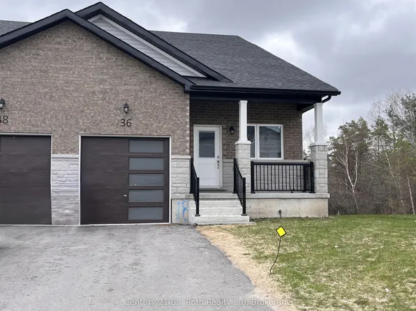 36 Lahey Cres, Penetanguishene, ON L9M 0W1