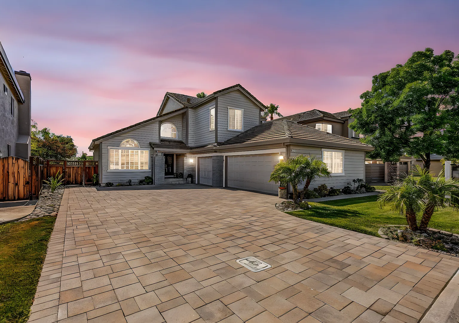 Fantastic Updated Beauty In The Gated Golf Course Community — Photo 1