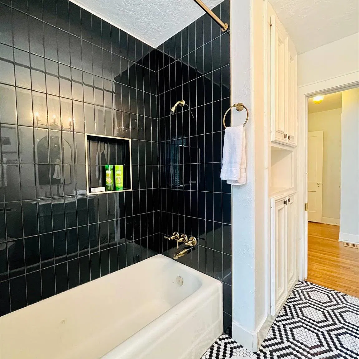 2 bed, 1.0 bath, 1600 sqft, $2,595 — Photo 4