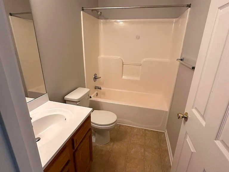103 Braxton Ct #D — Photo 8