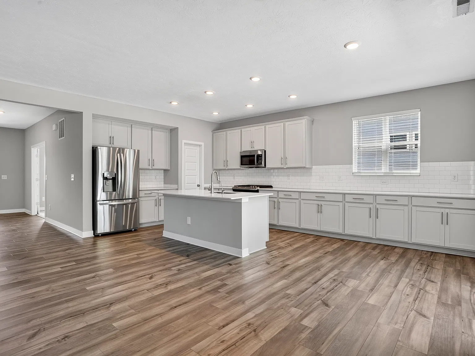 5 bed, 3363 sqft, $2,995 — Photo 2