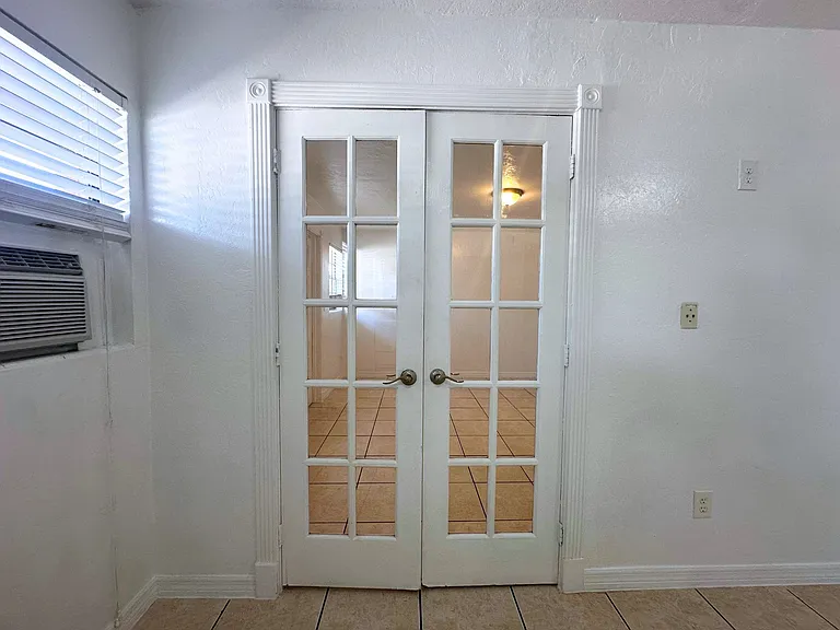 4611 South Congress Ave — Photo 5