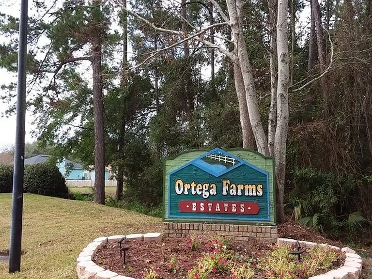 5050 Acre Estates Dr W — Photo 2