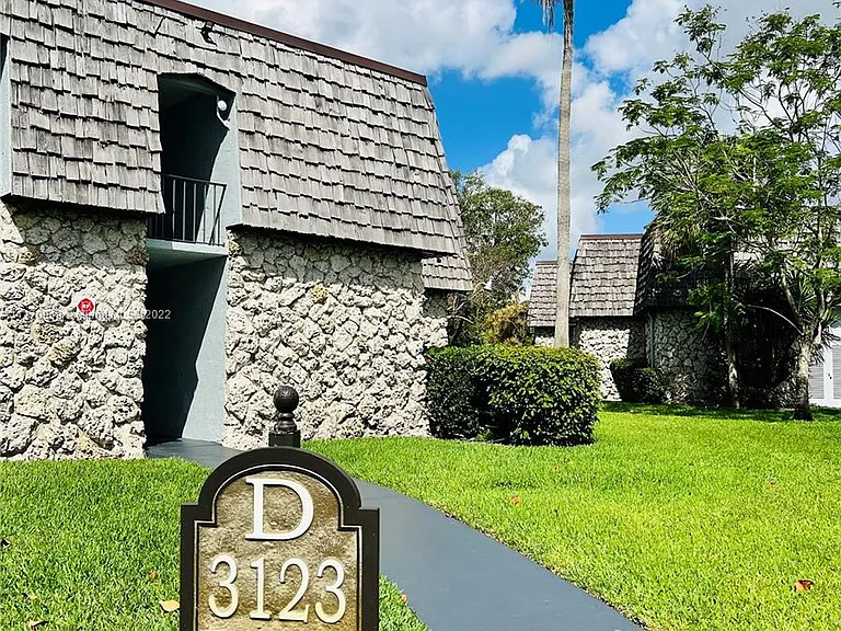 2820 N Oakland Forest Dr — Photo 4