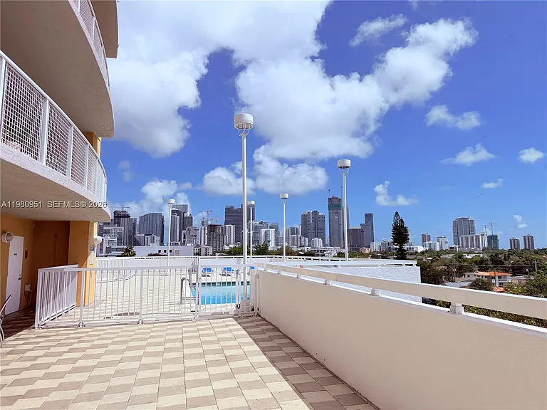 900 SW 8th St #604 — Photo 8