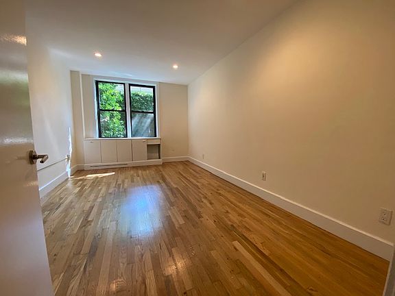 4th image of 156 Prince St APT 4A