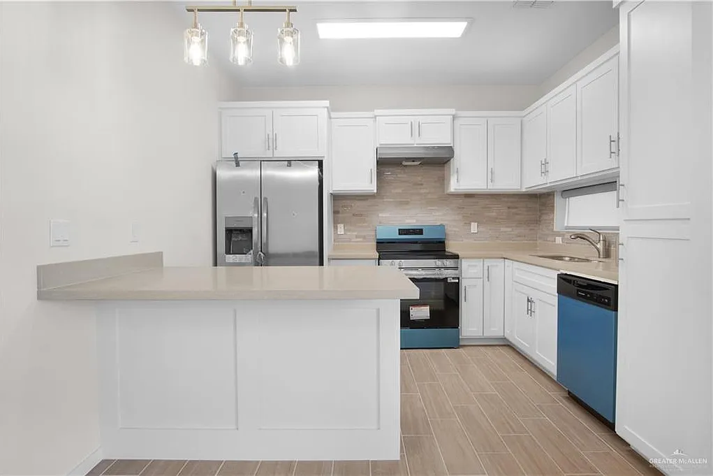 3 bed, 3.0 bath, 1572 sqft, $2,000 — Photo 3