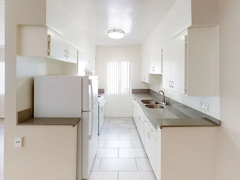 CLN - Collins Apts. — Photo 9