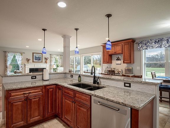 3rd image of 83 Bay Rd