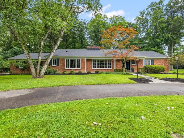 30105 Woodhaven Ln, Beverly Hills, MI 48025