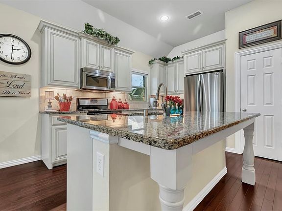 3rd image of 1618 Genevieve Dr