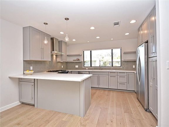 5th image of 4618 Richmond Ave