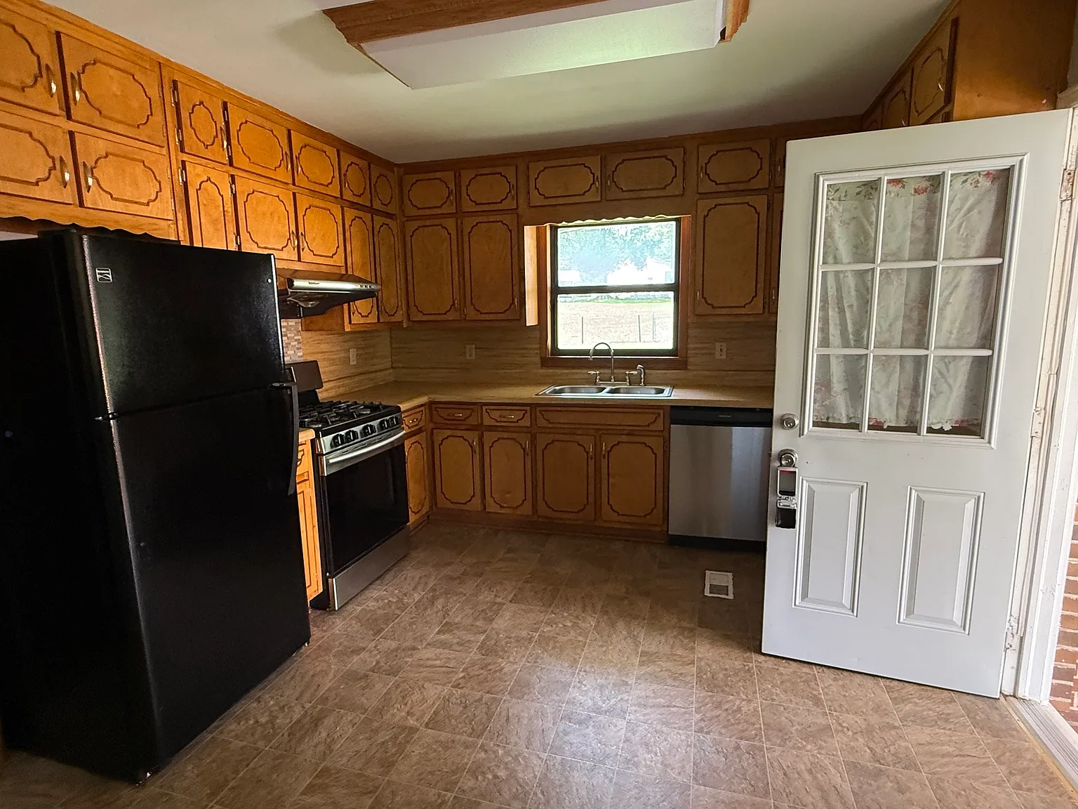 3 bed, 1.5 bath, 2584 sqft, $1,600 — Photo 3