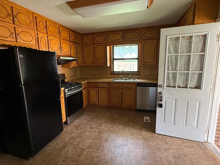 12 Georgia Ave — Photo 3