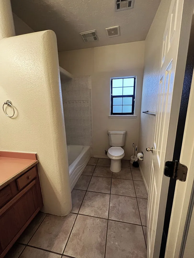 Beautiful 3 Bed 2 Bathroom home with Large Backyard — Photo 1