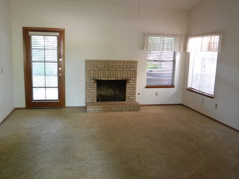 6025 W Paradise Ave — Photo 2