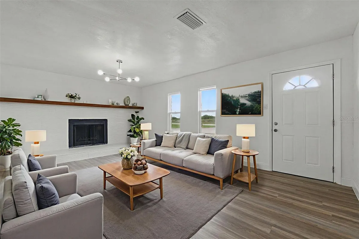Building Photo - 8812 Oakwood Dr