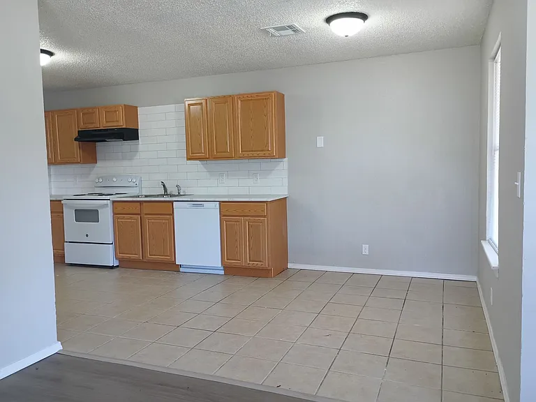 1020 N Spencer Rd — Photo 3