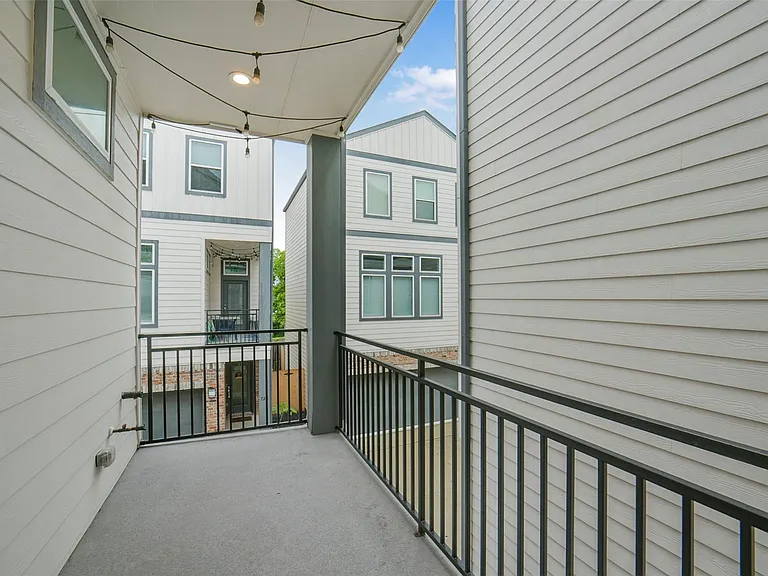 760 W Donovan St — Photo 15