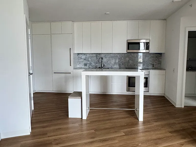 987 Queen St #1013 — Photo 2