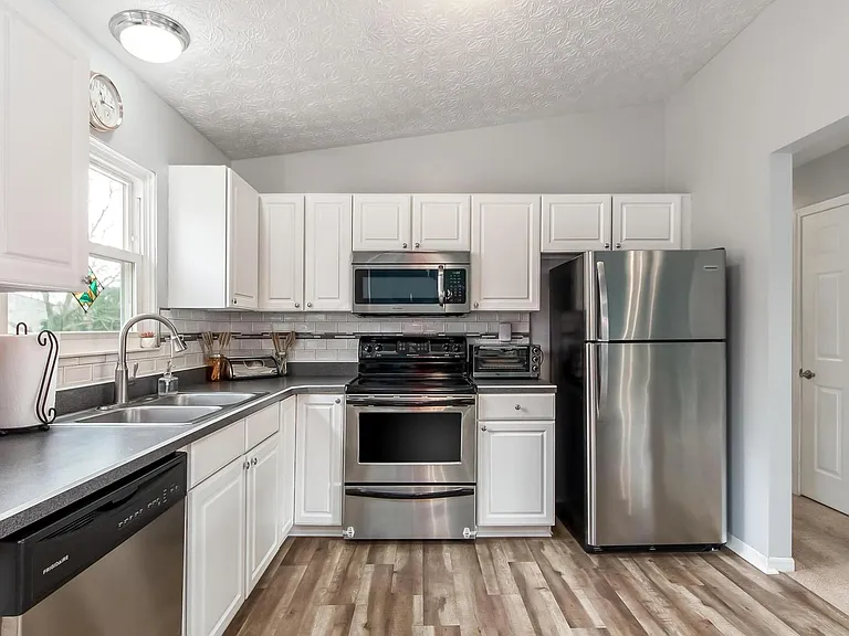 2120 Sari Lynn Ct — Photo 2