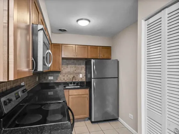 3825-213 N Pine Grove Ave, Chicago, IL