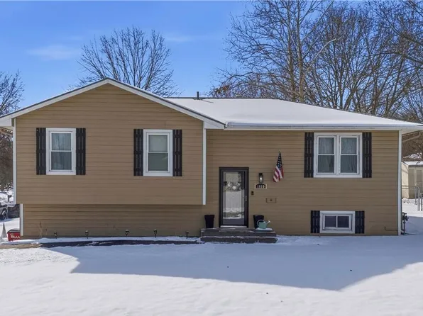 1610 Camelot Ct, Oak Grove, MO 64075