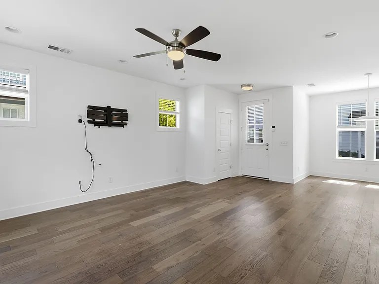 802 Briar Cir — Photo 6