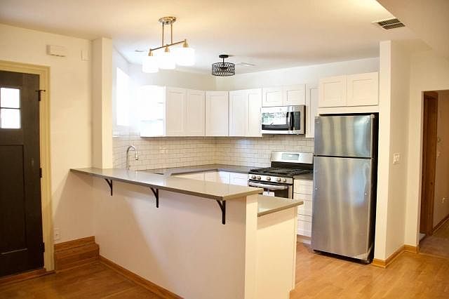 2nd image of 3814 N Hoyne Ave #1