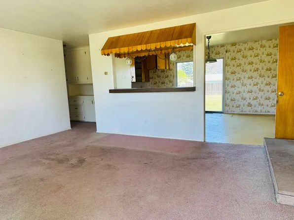 1755 S Peach St, Medford, OR 97501